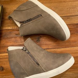 Women’s size 10 Outwoods sneakers. Never been worn. Brand new